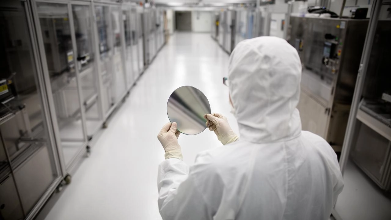 Foreign Investors Dump $8.4 Billion in Korean Chip Stocks; Samsung, SK Hynix Post Biggest Weekly Plunge Since Global Financial Crisis