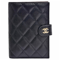 CHANEL 經典金色雙C LOGO菱格粒紋牛皮多夾層護照夾(黑/酒紅色)