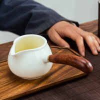 江雪羊脂玉白瓷實木側把公道杯分茶器功道杯陶瓷公平杯倒茶器茶海