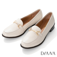DIANA 3cm質感牛皮珍珠馬銜釦設計樂福鞋-漫步雲端焦糖美人-奶油白