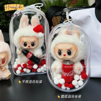 泡泡瑪特 Labubu拉布布 Labubu可口可樂搪膠遛娃包 坐坐派對棉花娃娃收納包18cm娃包[PP0517011]