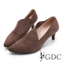 【GDC】時尚小姐姐不規則剪裁素色基本尖頭低跟鞋-可可色(927172)