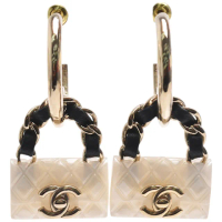 【CHANEL 香奈兒】經典雙C LOGO皮革裝飾包包造型圈圈耳環(白/金色ABA009-WHI-OR)