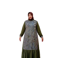 Gaun Muslimah Elegan dengan Desain Bunga dan Warna Hijau