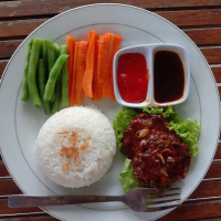 Bistik Jawa daging sapi : nasi, bistik, daun selada, wortel rebus, buncis rebus, kuah bistik dan Sao