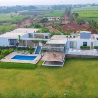 住宿 Open House by StayVista - Nestled in nature, featuring a Swimming pool &amp; Expansive lawn for a serene retreat Shikrapur