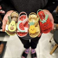 2023 รองเท้าเด็ก Melissa Melissa รองเท้าเยลลี่รองเท้าแตะเด็กผลไม้เด็กฤดูร้อนรองเท้าส้นแบนเด็กชายและเด็กหญิง ~