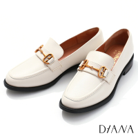 DIANA 3 cm質感牛皮馬銜釦低跟樂福鞋-率性獨特-奶油白