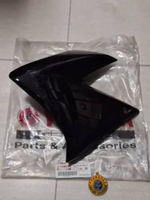 SCOOP AIR / SAYAP KIRI BAWAH TANGKI YAMAHA VIXION OLD MERAH / BIRU / ABU / HITAM ORIGINAL YGP HITAM