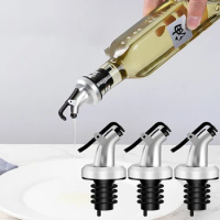 5Pcs Oil Bottle Stopper Cap Food Grade Rubber Seal Liquor Dispenser Sprayer Liquor Leak-Proof Plug Bottle Stopper Kitchen Tool