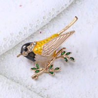 Fashion Rhinestone Enamel Bird Brooch For Women Cute Vivid Flying Fledgling Animal Brooch Scarf Dress Coat Lapel Pins Jewelry