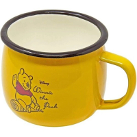 【小禮堂】Disney 迪士尼 小熊維尼 寬口陶瓷馬克杯 咖啡杯 陶瓷杯 400ml 《黃 坐姿》