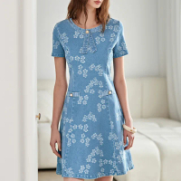 【ILEY 伊蕾】迷人時尚造型領切線牛仔洋裝(藍色；M-XL；1232338723)