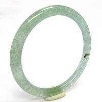 【小樂珠寶】綠草莓水晶圓條圓骨手鐲(手圍57.6號 內徑18.3mm)