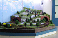 鐵道模型場景代工範例~0.9＊0.9 平方米 診所佈景1