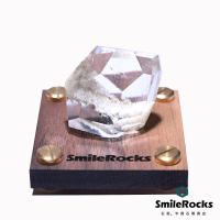 【SmileRocks 石麥】天然白幽靈隨形水晶 4.5x1.9x3.5cm(附SmilePad 6x6 底板)