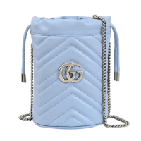 【GUCCI 古馳】GG Marmont 經典金屬LOGO格紋束口斜背迷你水桶包斜背包(天藍)