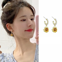【Emi 艾迷】趙露思同款 甜美向陽珍珠花朵高級訂製款925銀針耳環