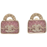 【CHANEL 香奈兒】經典水鑽雙C LOGO菱格紋手提包造型穿式耳環(粉紅/金色ABD344-PK-OR)