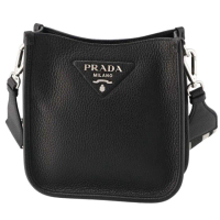 【PRADA 普拉達】VIT.DAINO荔枝牛皮三角LOGO可換背帶磁釦式斜背包(黑色)