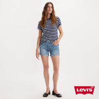Levis 女款 501中腰排釦牛仔短褲 / 固定式上捲褲管 / 精工輕藍染水洗