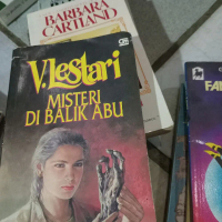 novel v lestari misteri di balik abu
