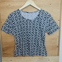 Blouse Motif Geometris Monogram Lengan Pendek Wanita