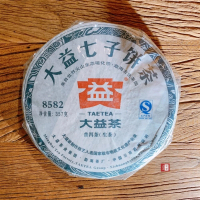 茶韻 普洱茶2012年大益8582生茶茶餅(附茶樣10克.茶刀.收藏盒各1)