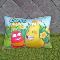 Bantal Kotak Motif Kartun Larva