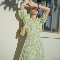 綠色扎染V領印花泡泡燈籠袖收腰氣質法式桔梗長款連衣裙女茶歇裙