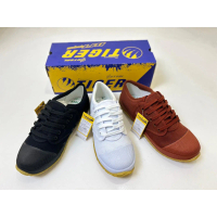รองเท้าบอล รองเท้ากีฬาTiger Tg9 Futsal Shoes with Yellow Soles, Standard School Male Student (Tg9) ร