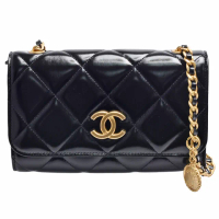 【CHANEL 香奈兒】經典品牌LOGO菱格紋亮面小牛皮金幣金鍊WOC斜背包(黑色AP2814C-BLK-GPN)