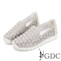 【GDC】水鑽簍空圓頭舒適軟底休閒鞋-淺灰色(326192-06)