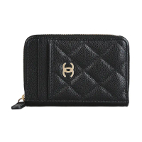 【CHANEL 香奈兒】CHANEL淡金LOGO菱格縫線魚子醬牛皮3卡拉鏈零錢包(黑x內裡酒紅)