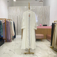 Gamis Iris Saudi Putih Elegan dengan Detail Bordir dan Lengan 3/4 untuk Tampilan Mewah