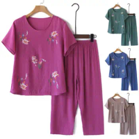 Women Crew Neck Pajama Top Elegant Mid-aged Women's Flower Print Pajama Set with Wide Leg Pants Comfortable Sleepwear for Mother