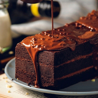 70%比利時黑巧克黑金磚、70%濃郁巧克力外皮、蛋糕體、內餡，與杏仁碎果的美味交融