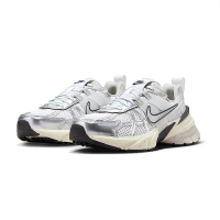 【NIKE 耐吉】Nike V2K Run Summit White Metallic Silver 女鞋 米白 銀 Y2K 復古 老爹鞋(FD0736-100)