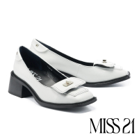 【MISS 21】復古時尚銀色釦環漆皮方頭高跟鞋(白)