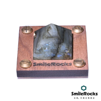 【SmileRocks 石麥】變彩拉長石金字塔 3.3x3.3x2.6cm(撫慰心靈水晶 附SmilePad 6x6 底板)