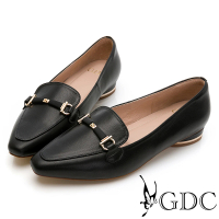 【GDC】質感細緻雕真皮歐風簡約金釦尖頭設計感素色基本低跟上班鞋-黑色(011947-00)