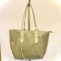 Tas Tote Wanita Warna Hijau Mint dengan Desain Anyaman Elegan dan Tali Panjang untuk Gaya Casual dan