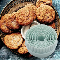 8pcs Plastic Round Cookie Cutters Light Green Wavy Pattern Cake Mould Double-sided Use DIY Dumpling Skin Cutter Kitchen