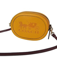 【COACH】專櫃新款 壓印馬車LOGO橢圓相機包 斜背包(橘黃色)