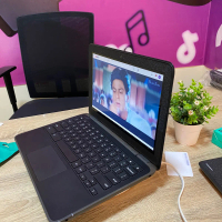 mix  laptop touchscreen / play store/super slim and smart/ 8k resolution / RM 8GB/ ssd 16GB/ can inc