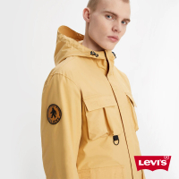 【LEVIS 官方旗艦】男款 野營系連帽風衣外套 / 多口袋機能設計 沙黃 人氣新品 A5632-0001
