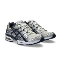 【asics 亞瑟士】GEL-NIMBUS 9 男鞋 米白銀 藍 拼接 Y2K 緩衝 復古 千禧跑鞋(1203A600-250)