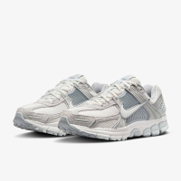 NIKE 慢跑鞋 女鞋 男鞋 運動鞋 緩震 W ZOOM VOMERO 5 米白灰 HQ0458-001 (3W5769)