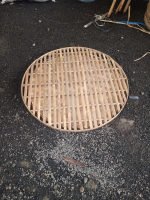 Satu set ancak kurungan model lurus dan dampar tempat kotoran ayam jago bangkok bahan full bambu