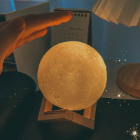 現貨－情人節禮品-3D創意月球燈 充電款附支架 臥室床頭睡眠小夜燈 氛圍燈 聖誕交換禮物